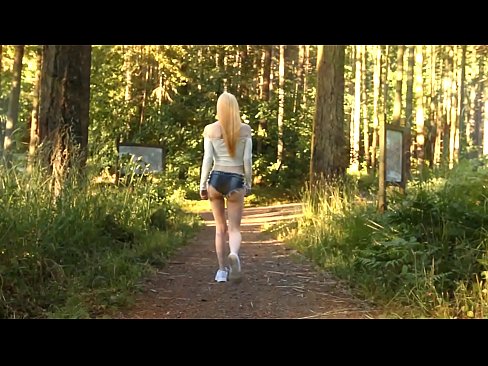 ❤️ Schöne Frau bewegt sich langsam, nicht nackt Video Porn video bei uns ﹏